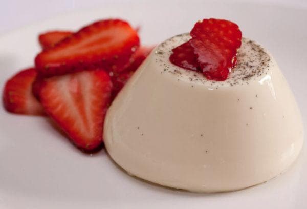 Gelatina di kefir con fragole