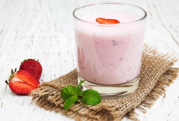 Joghurt und frische Erdbeeren