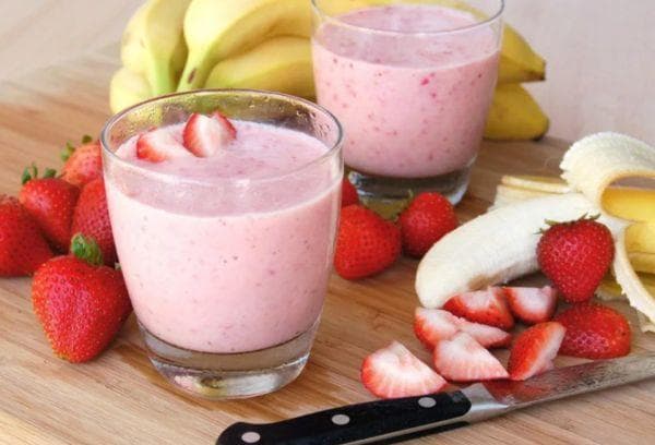 yogurt strawberry dan pisang buatan sendiri