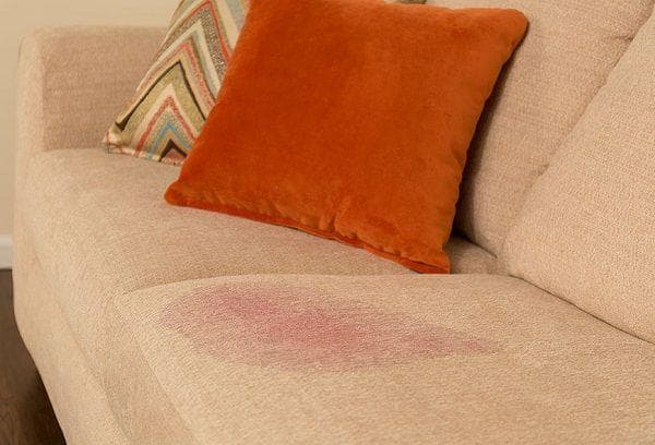Mancha de sangre en el sofá.