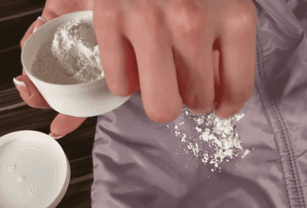 Almidón y sal para manchas de grasa
