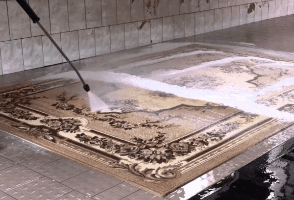 Limpieza de alfombras en un lavadero de autos