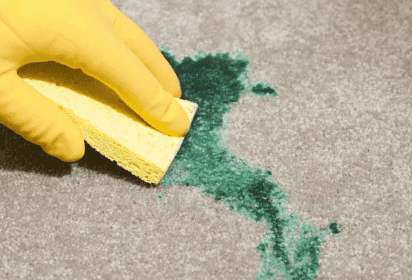 Quitar la mancha verde de la alfombra