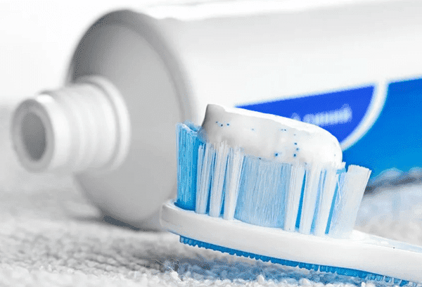 Limpiar alfombras con pasta de dientes