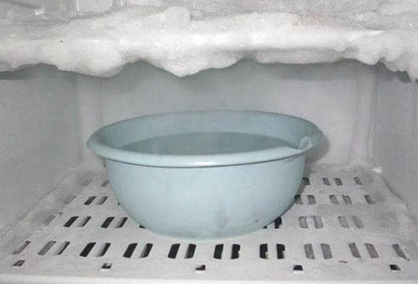 Descongelar el frigorífico con un recipiente con agua caliente.