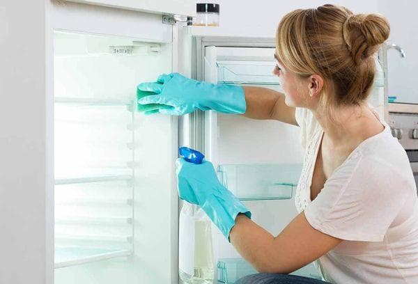 Descongelar y limpiar el frigorífico.