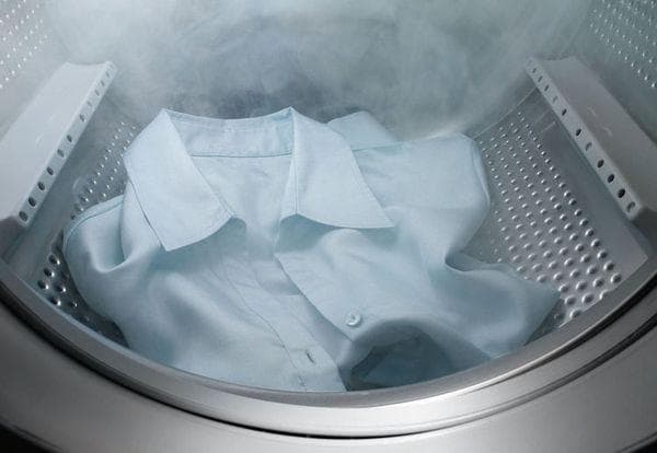 Lavar camisas en una lavadora.