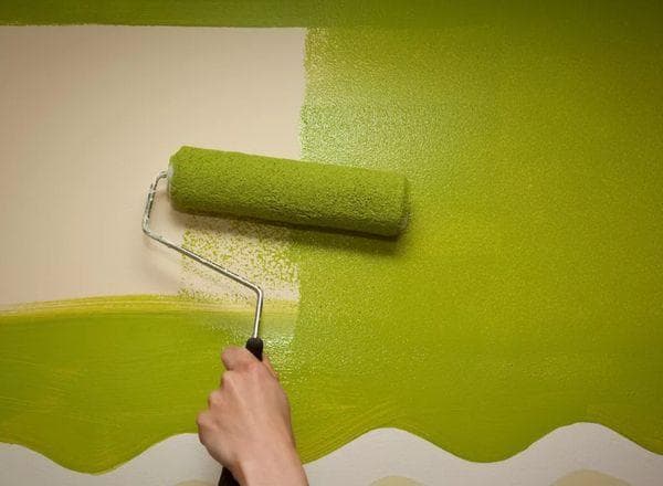 Pintar paredes con pintura verde.