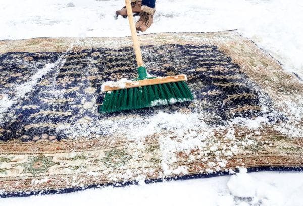 Limpiar alfombras con nieve