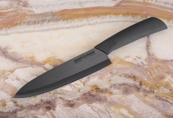 Cuchillo de cerámica negro.