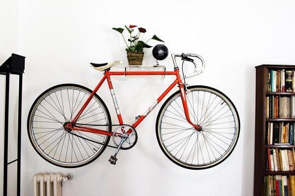 Jalgratas seinal pulkadel