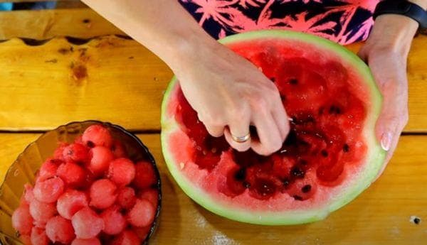 Bolas de sandía en un plato tallado 2