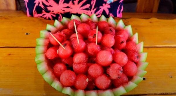 Bolas de sandía en un plato tallado 4