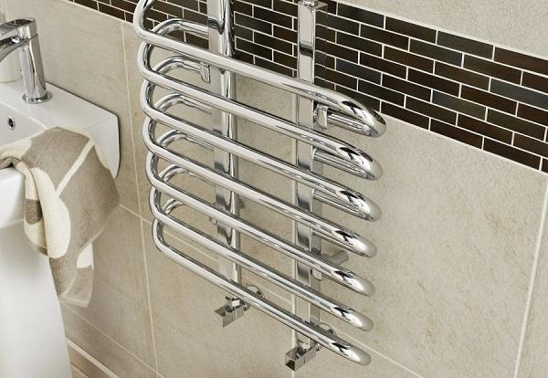 Heated towel rail sa banyo