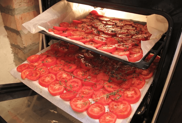 Päikesekuivatatud tomatid ahjus küpsetusplaadil