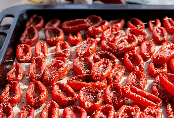 Tomatid küpsetusplaadil
