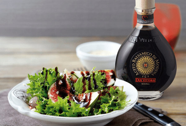 Salad dengan balsamic dressing