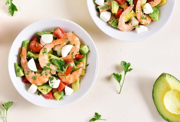 Ensalada griega con camarones, alcaparras y aguacate