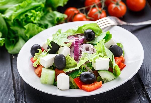 ensalada de verduras griega