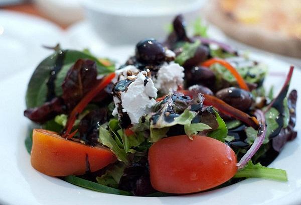 Ensalada griega con albahaca y remolacha asada