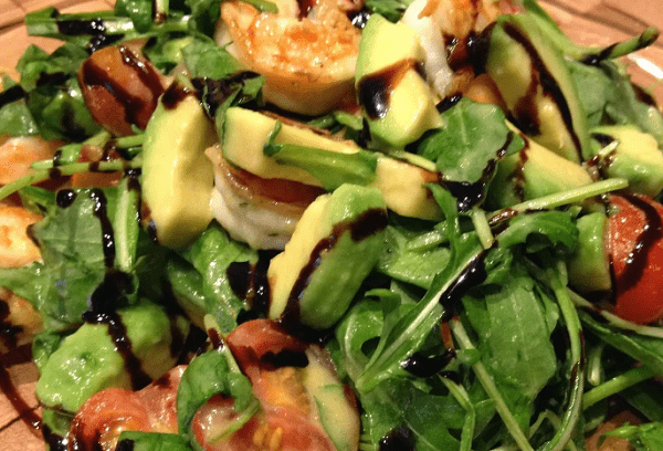 Ensalada de rúcula, camarones y pulpa de aguacate