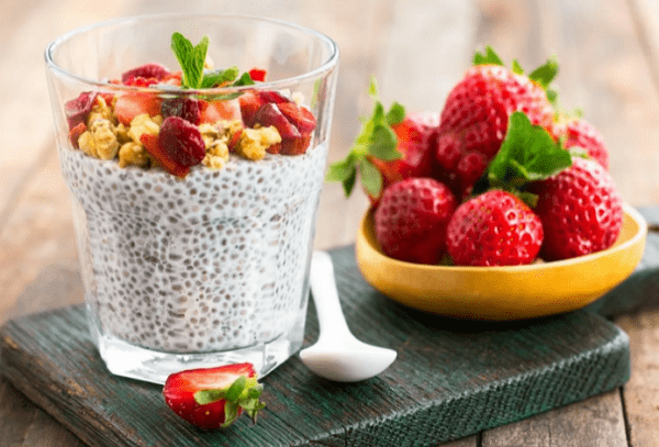 Budín de yogur con frutas y miel