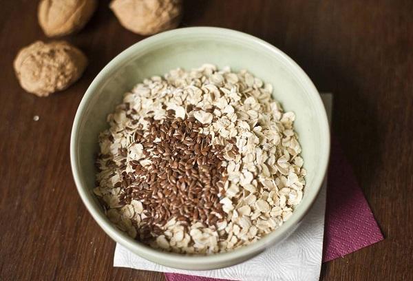 Oat dengan mentega kacang dan biji rami