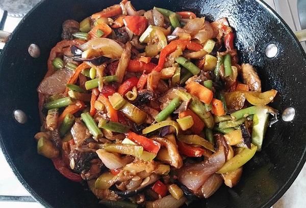 Guiso de verduras con champiñones