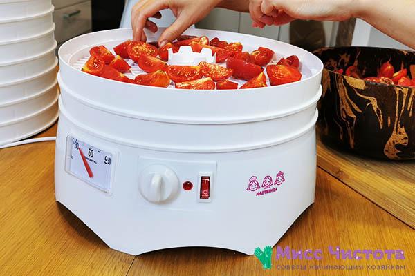 Sun-dried tomatoes in a fragrant dressing using the Masteritsa dryer - will be stored at home all winter