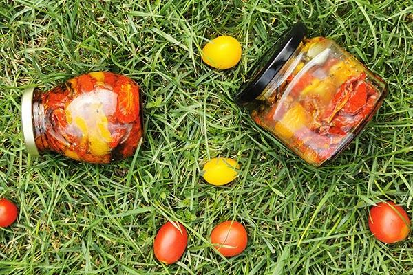 Tomates secados al sol con un aderezo fragante utilizando la secadora Masteritsa: se almacenarán en casa durante todo el invierno