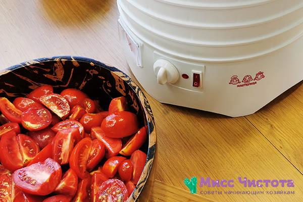 Tomates séchées au soleil dans une vinaigrette parfumée à l'aide du séchoir Masteritsa - seront conservées à la maison tout l'hiver