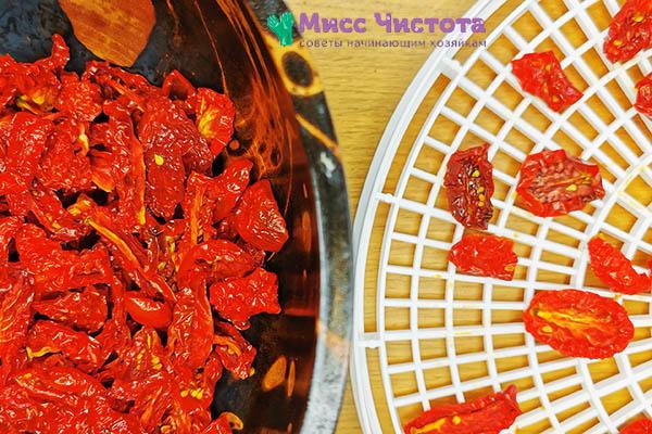 Sun-dried tomatoes in a fragrant dressing using the Masteritsa dryer - will be stored at home all winter