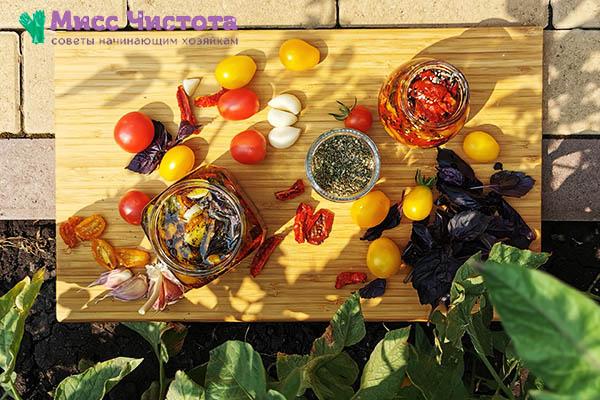 Tomates séchées au soleil dans une vinaigrette parfumée à l'aide du séchoir Masteritsa - seront conservées à la maison tout l'hiver