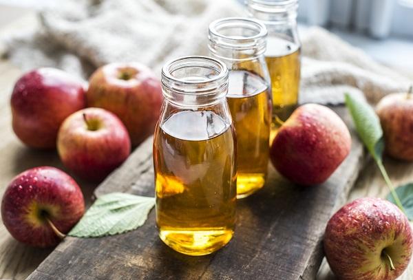 Botellas de vinagre de manzana.