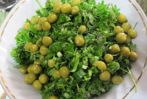 Ensalada clásica con guisantes