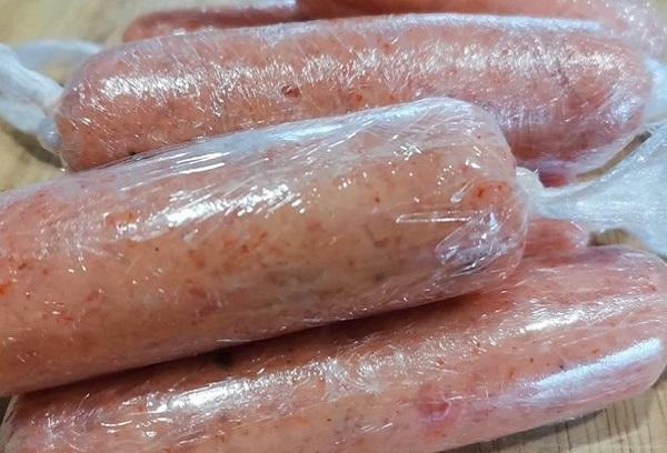 Saucisses sous film alimentaire