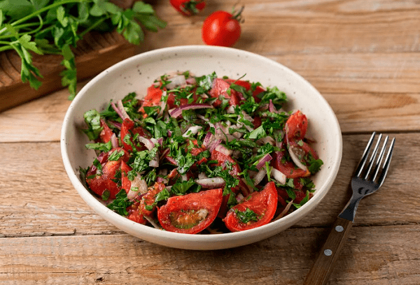 Ensalada de tomate con cilantro