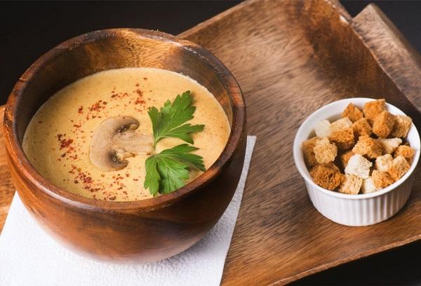 Creamy cream soup with croutons