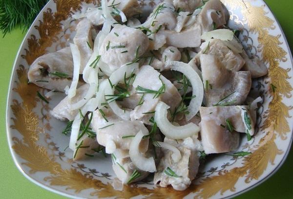 Champiñones con leche salada con cebolla y eneldo 