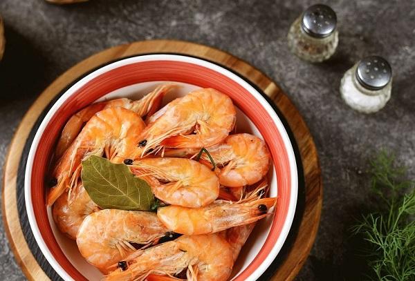 Boiled shrimp with bay leaf