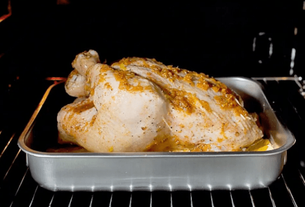 Pollo al horno en el horno.