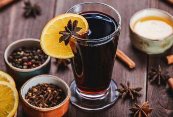 Mulled wine with cinnamon and allspice