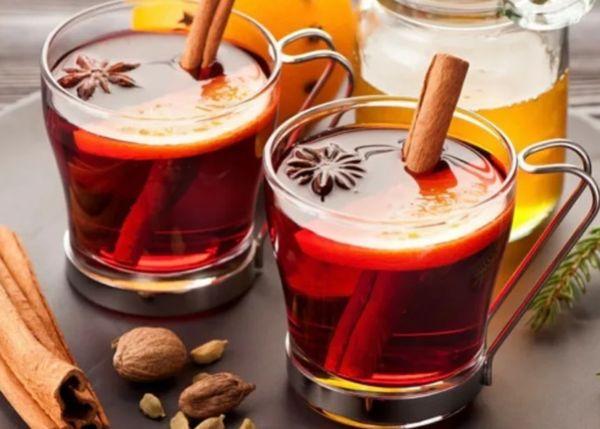 Wain mulled dengan madu dan rempah ratus