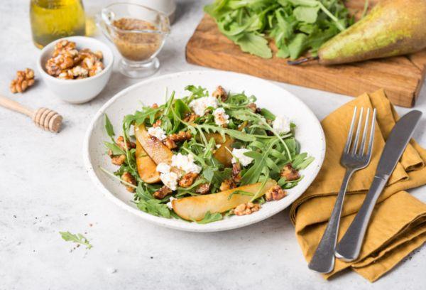 Ensalada de mostaza y hierbas con nueces y pera