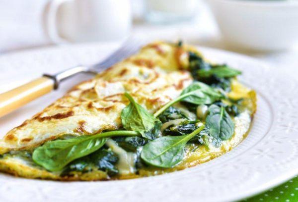 Omelette with spinach and arugula