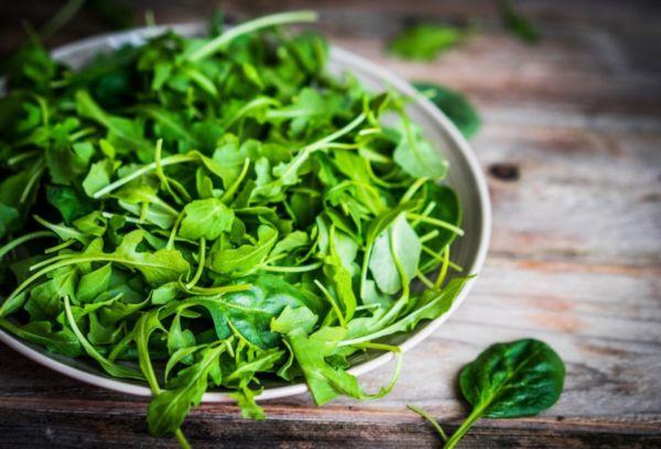 Hojas de ensalada de rúcula