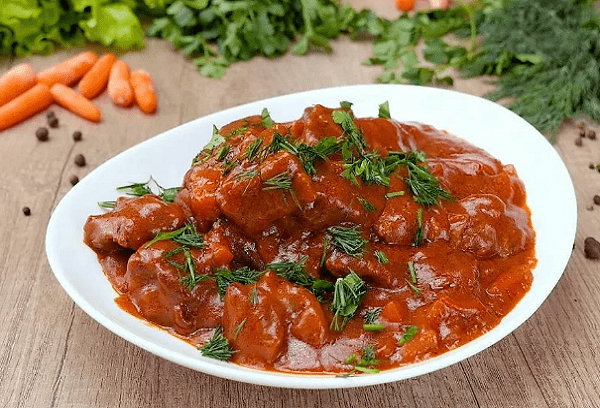 Gulash de ternera con salsa