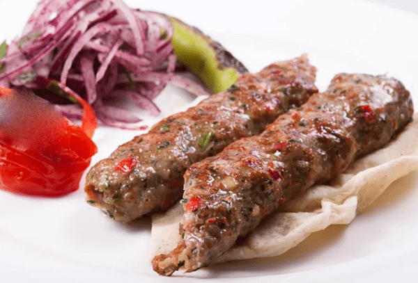 Jugoso kebab de ternera lyulya con rabo gordo