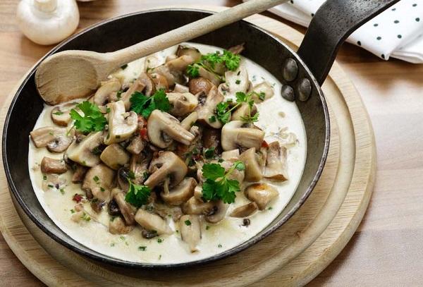 Dumplings na may mushroom sa sour cream sauce