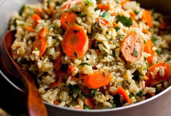 Pilaf dengan sayur-sayuran dan rempah ratus